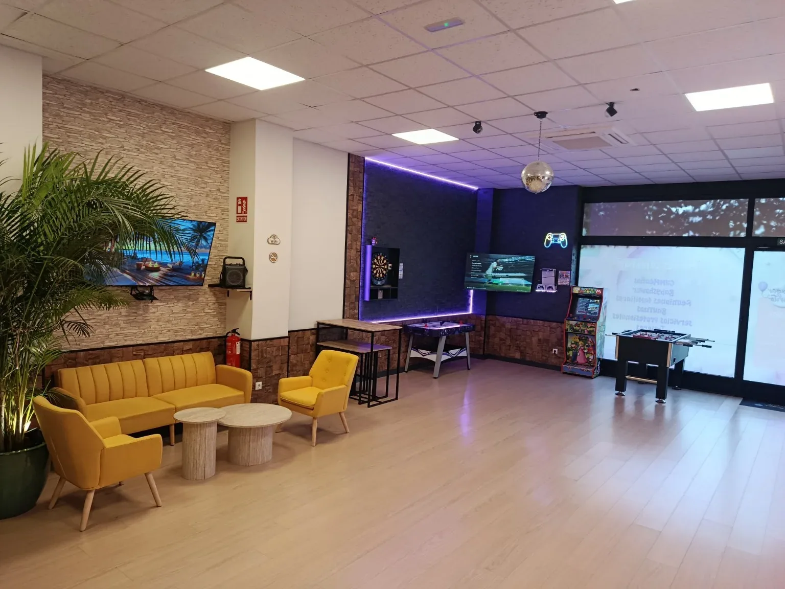 Vista general de Mi Lugar Favorito I con sofás mostaza y zona de juegos